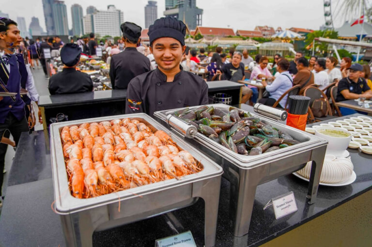 บรรยากาศรับประทานอาหารบนเรือ royalcruisebangkok
